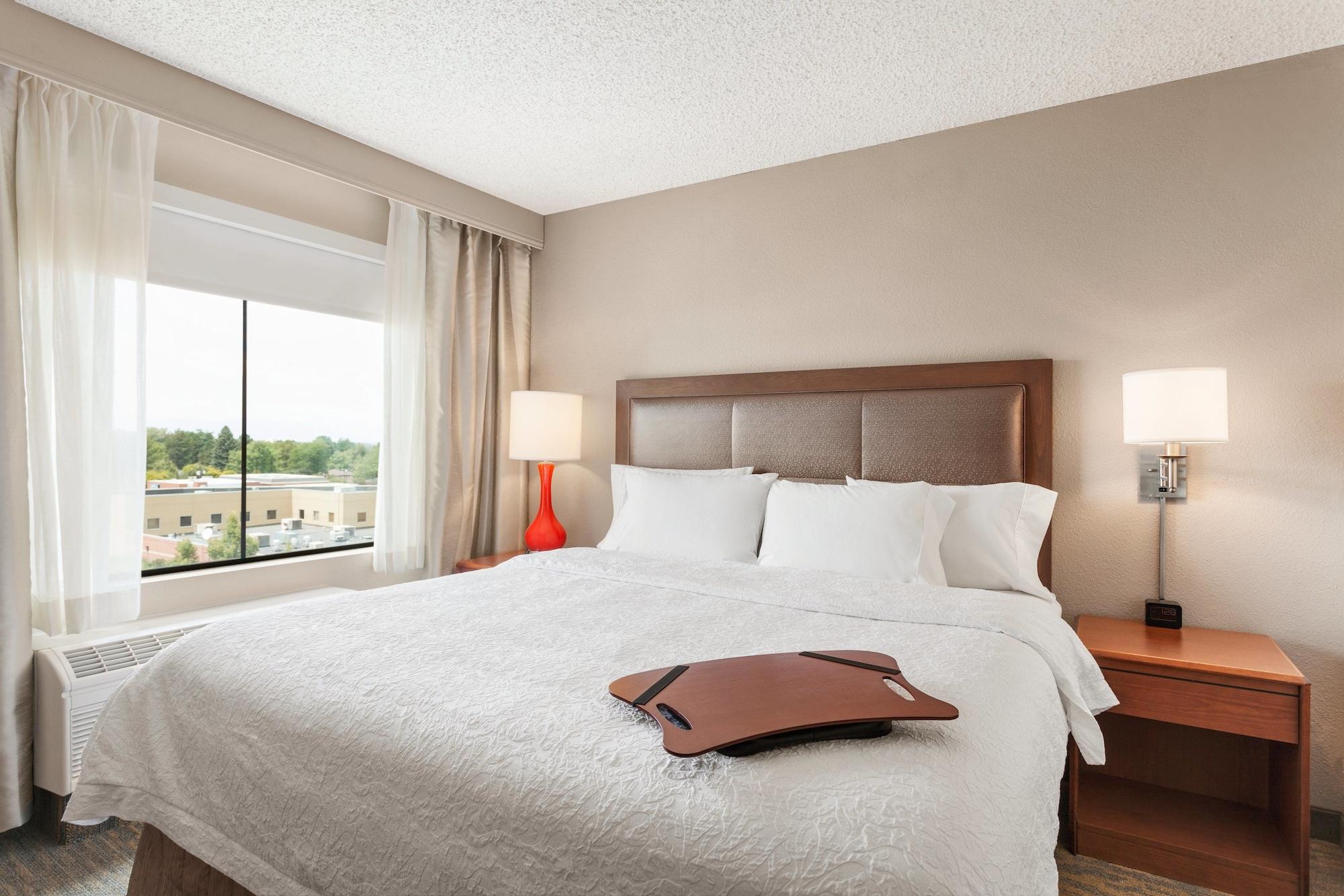 Hampton Inn & Suites Denver-Cherry Creek Exterior photo